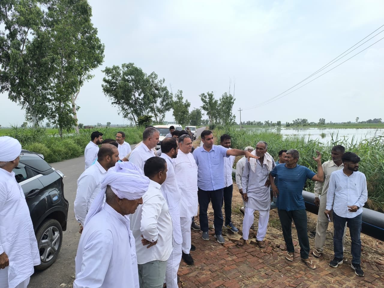 MLA Vinod Bhayana visited the waterlogging affected villages of the constituency with the officials.